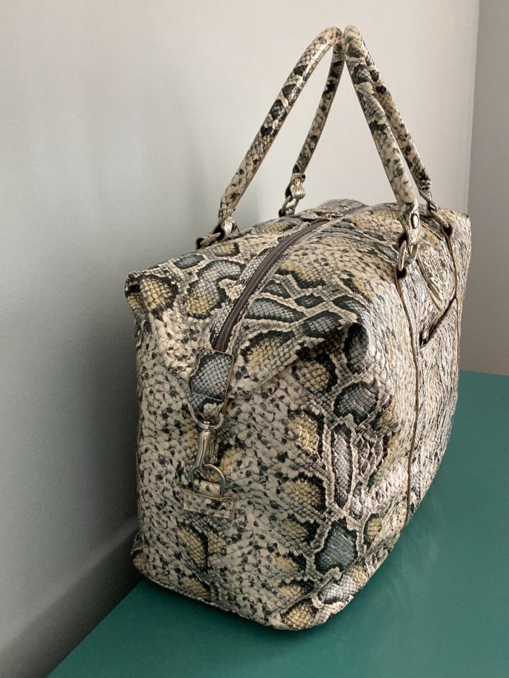 NWOT Kathy Von Zeeland Weekender Bag Cream/Gray Snake Print - Picture 2 of 16